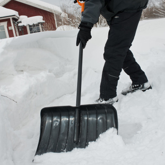 Лопата снеговая Fiskars Solid (1026792) пластиковая с деревянным черенком 535х380х1450 мм